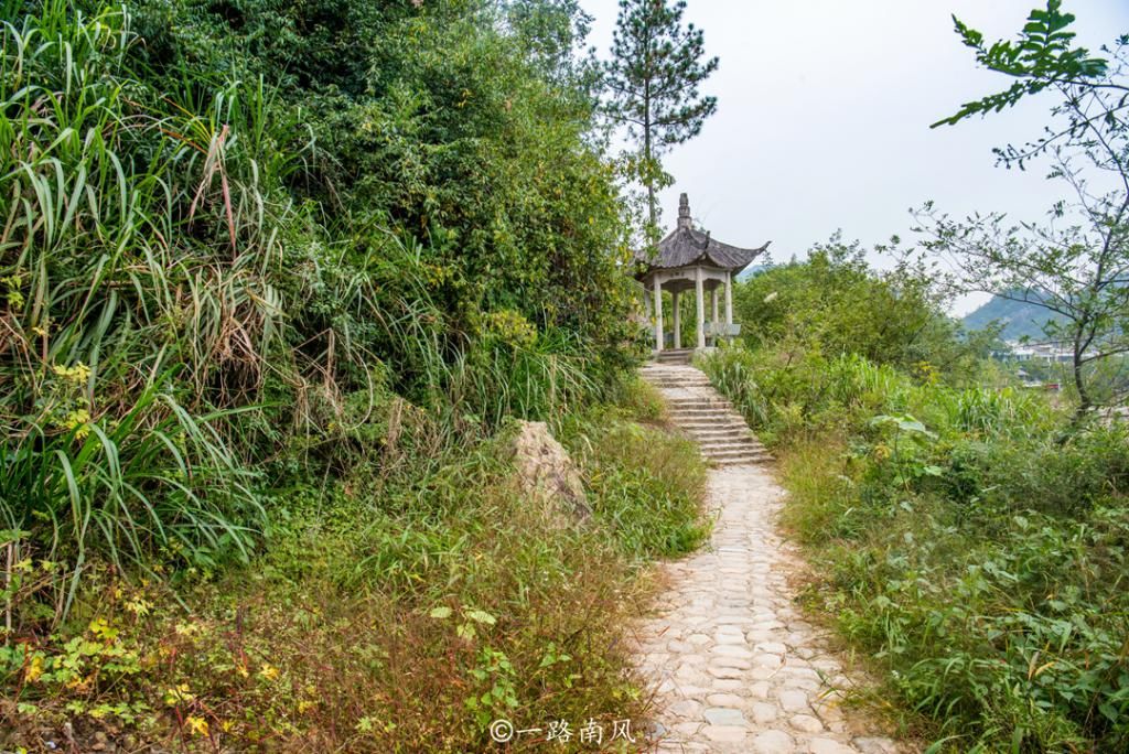 老年|温州楠溪江狮子岩，好像狮子昂首张口趴在水上，太神奇了