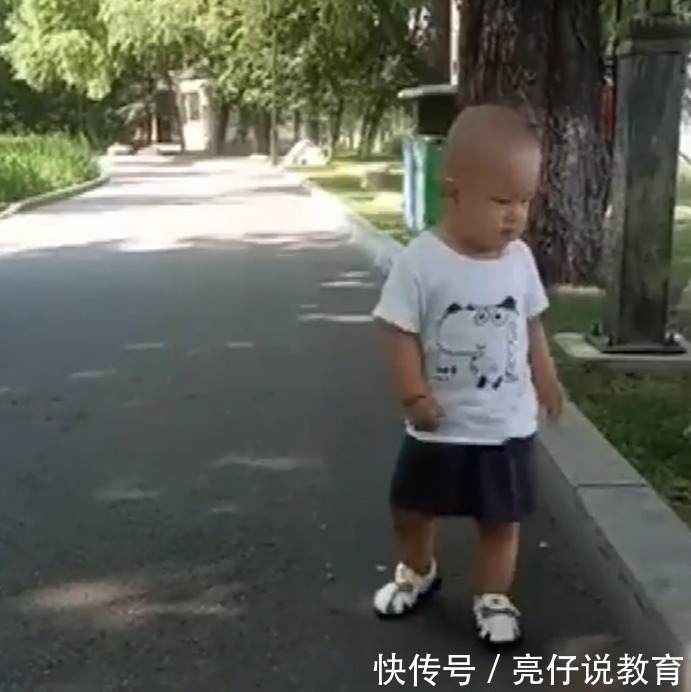 二宝|宝宝累到想坐台阶休息,却不想困难重重,奶奶:笑出眼泪了