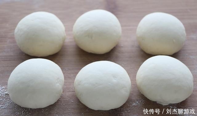 花卷别再用筷子了，学会新做法，层次多更好吃，颜值高到离谱！