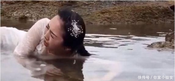 爬在水里,都快被熏哭了,姑娘为了拍照也是拼了