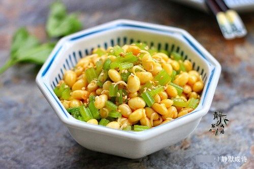 此菜大家要常吃，既清口又營(yíng)養(yǎng)，價(jià)格也便宜，兩塊錢就能做1盤