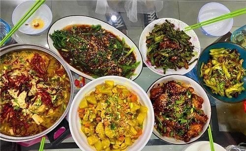 老公请同事来家里吃饭，我下厨做一桌菜，上桌却说我精明过头了