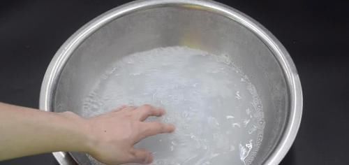 天天拖地还不干净?教你用一秘招,拖一次几天都很干净,太实用了