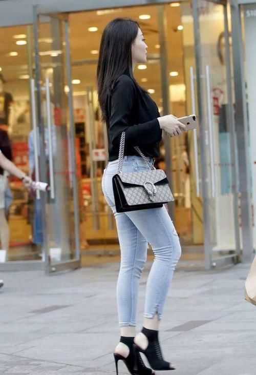 牛仔裤|超V黑色上衣，搭配淡蓝色紧身牛仔裤，时尚又妩媚