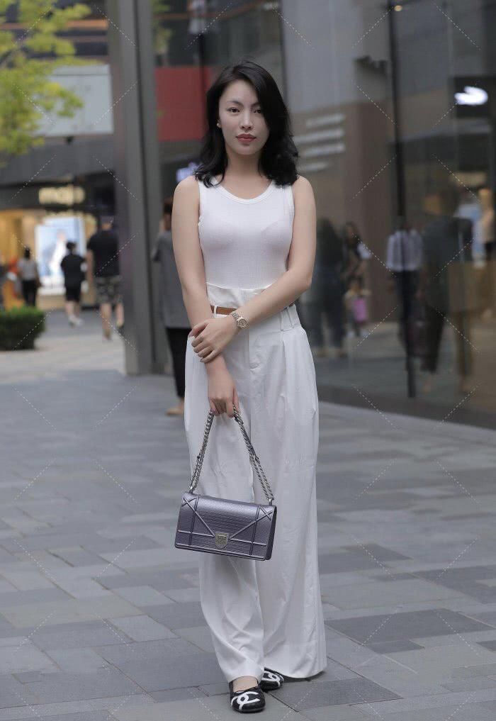 时尚达人的穿搭方式就是特殊,紧身衣搭配高腰裤子,时髦的气质