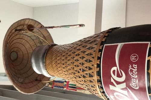  他因一张站长城喝可乐的照片火遍世界，41年过去，如今近况如何？