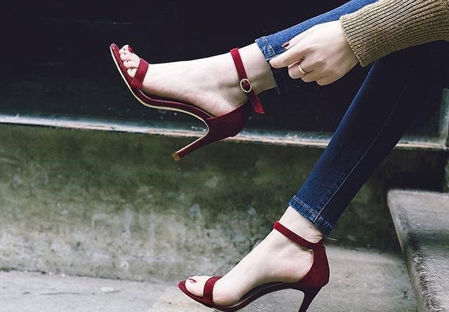 紧致 尖头细跟,能让女生散发出性感妩媚、强势利落的气场!