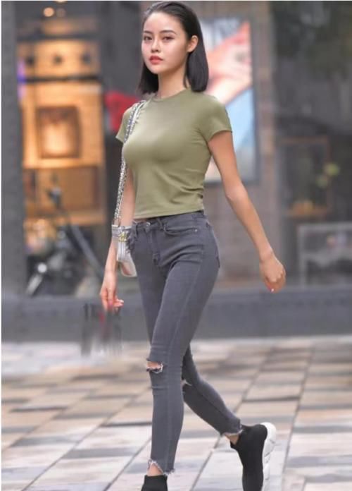 女神|“兔子嘴”的破洞牛仔裤,猫步女神的街头美装,网友爱了