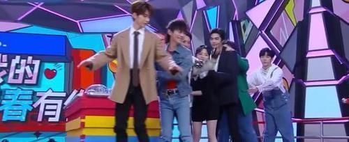 蔡徐坤|蔡徐坤带着大家滑冰,宋威龙没牵好谭松韵,谭松韵的反应太可爱了