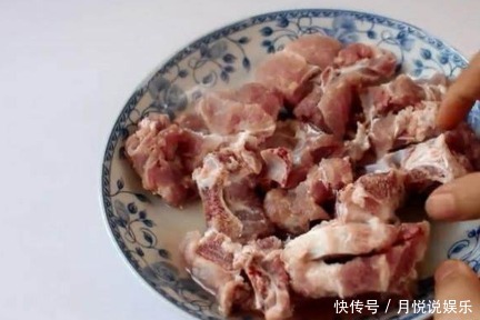 排骨别再用开水焯了，往水里放点它，血水和脏东西自动跑出来！