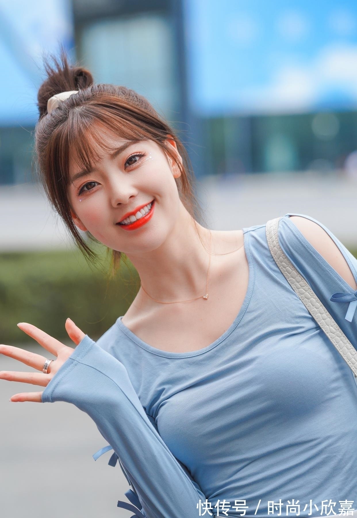 紧身T恤 百褶裙搭配什么上衣?试试雾霾蓝紧身T恤,甜美减龄又好看