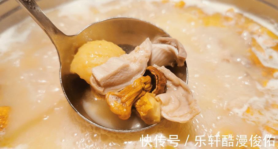 汤鲜味美的猪肚鸡,做法其实并不难,调料狠重要