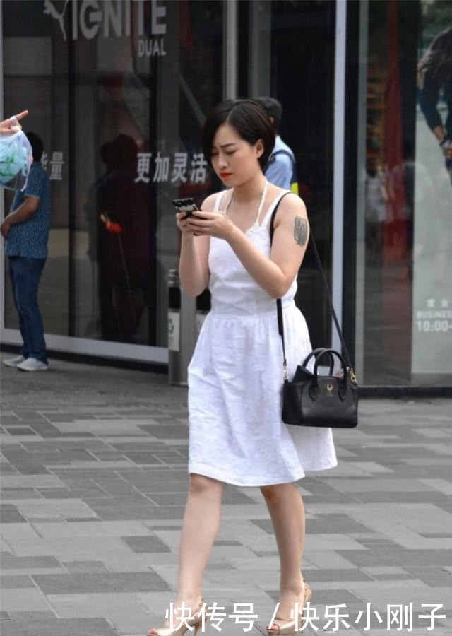 活力|连衣裙显得简约又自然大气，还充满年轻人时尚的气息与活力