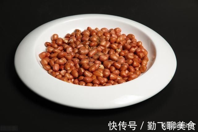 白酒|炸花生米时，先放油就错了多加1步，花生米更酥脆，放7天不返潮