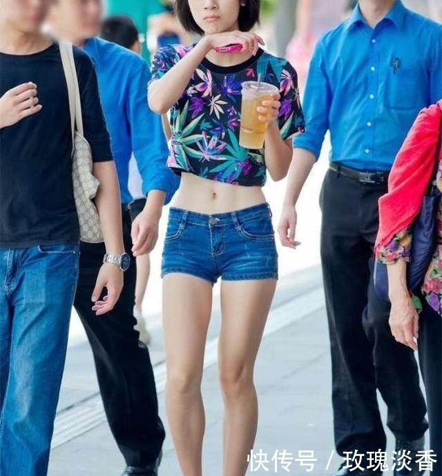 妖娆|街拍: 性感小姐姐口红涂得太多, 但还是十分妖娆