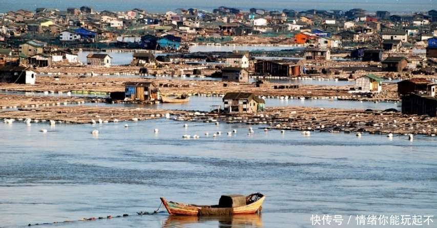 中国唯一一座“水上村庄”，房子全都浮在海上，大风大雨都刮不走