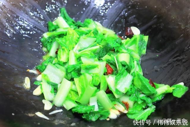 炒青菜时、最忌讳直接下锅炒牢记3个要点，青菜翠绿不发黑