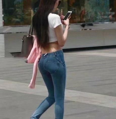 厉害|厉害了,那么紧的牛仔裤也要硬往里面塞,网友尴尬癌都犯了