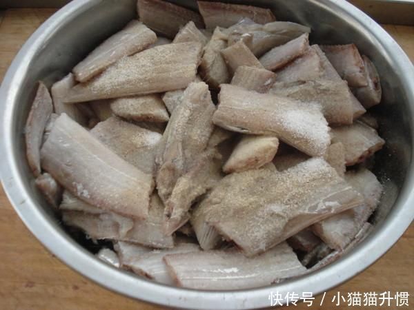 吃鱼经常卡喉咙,别只会喝醋了,学会这一招,让鱼刺自己出来!