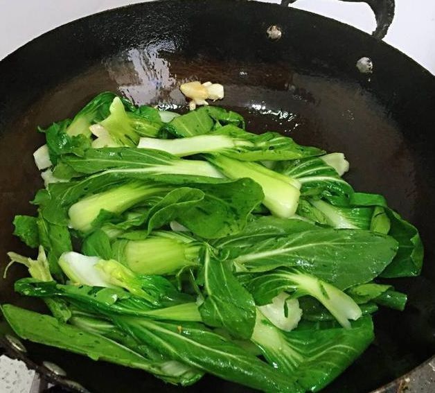 炒青菜，别直接下锅！大厨教你2个技巧，青菜翠绿又脆嫩，不出水