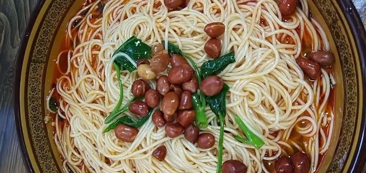 家常版酸辣面的做法，口感劲道麻辣酸爽，从头至尾不超过10分钟