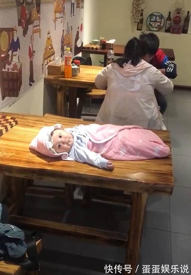 风中奇缘|年轻爸妈餐馆吃饭,将宝宝摆在身后餐桌上,餐馆老板看了无法淡定