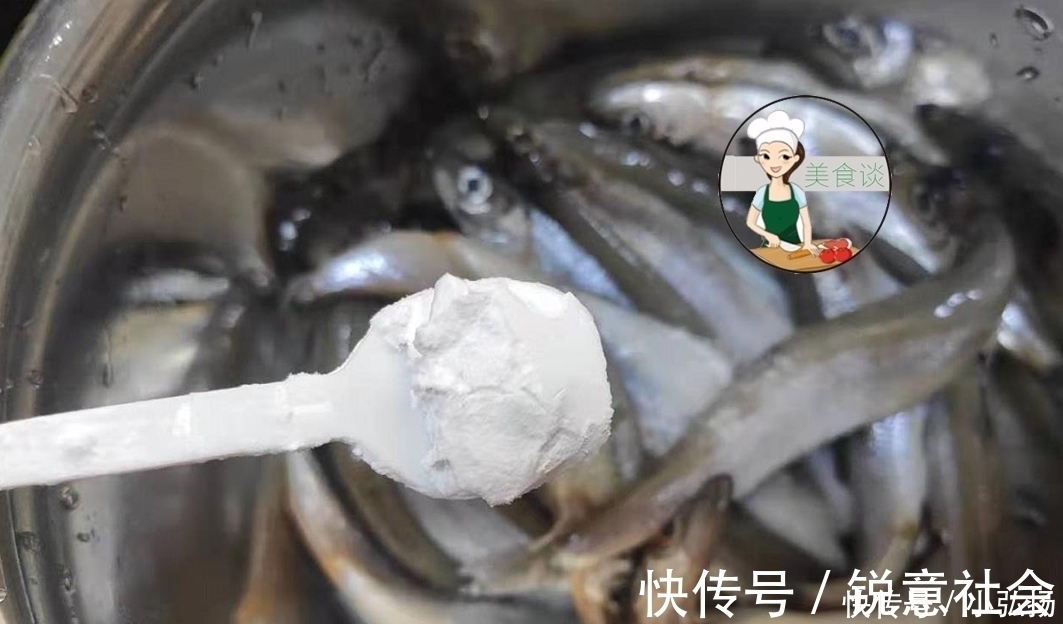 煎鱼破皮还炸锅？有人说锅擦姜片，有人说撒盐垫底，其实都不全对