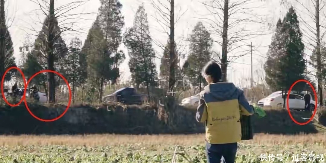 赵丽颖下地干农活状态好,动作麻利力气大,面带微笑超接地气