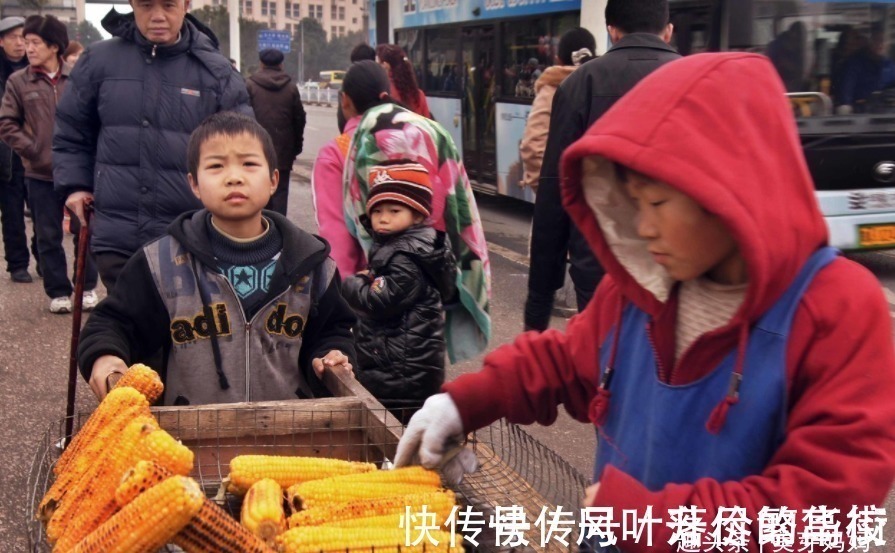 四胎|25岁“穷妈妈”已生四胎,孩子饿得喝水充饥,可怜也可恨