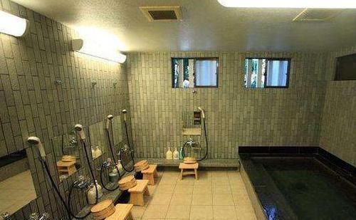 浴客|“孩子还小懂什么”宝妈带6岁儿子进女浴池，浴客的一番话太解气