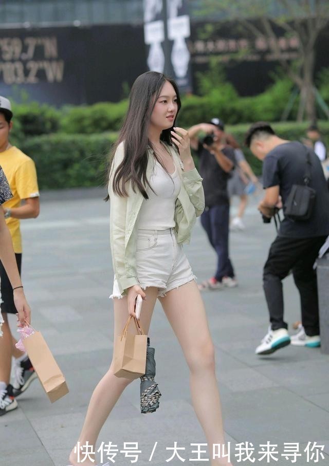 牛仔短裤|时尚穿搭：浅绿色衬衫，搭配牛仔短裤，凸显清爽的效果