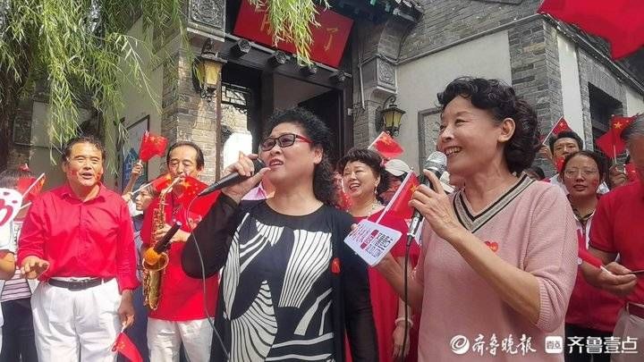 歌唱祖国|歌声中祝福祖国，齐鲁志愿者在百花洲畔“益”起唱响红歌