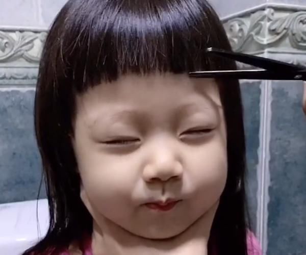 小学生在家被迫剪超短发，眼神让人觉得不寻常，看到发型成型后都懂了