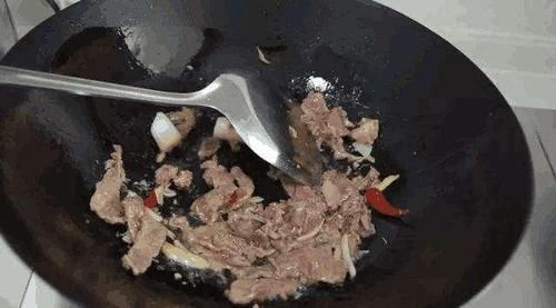先炒青椒还是牛肉?饭店大厨多这一步,难怪炒不老,嫩滑入味!
