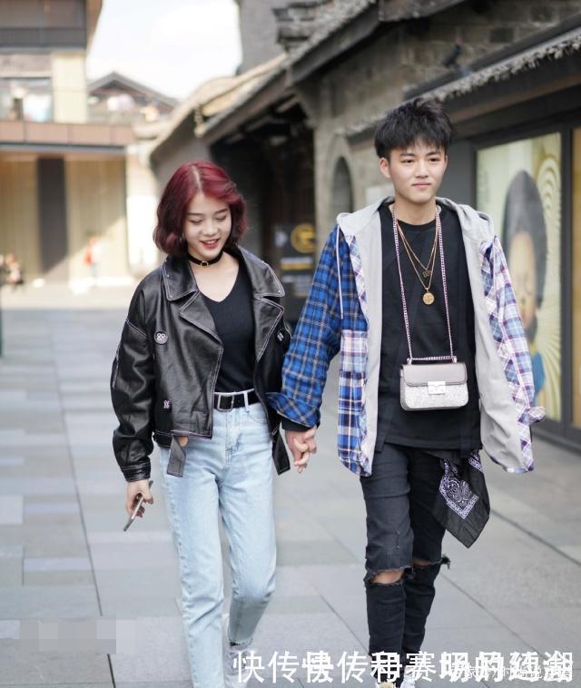 牛仔裤简约又不乏设计感,整体时尚靓丽的造型风格气质不凡