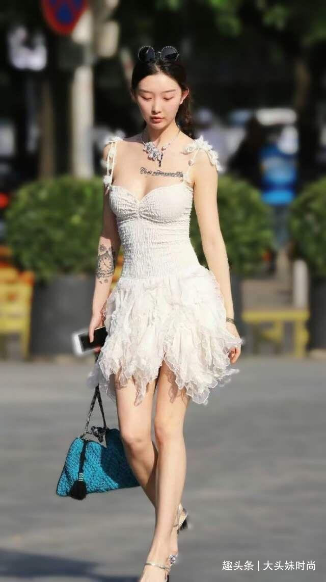 整体感 白色修身连衣裙搭配高跟鞋，约会就这么穿，人间小天使就是你