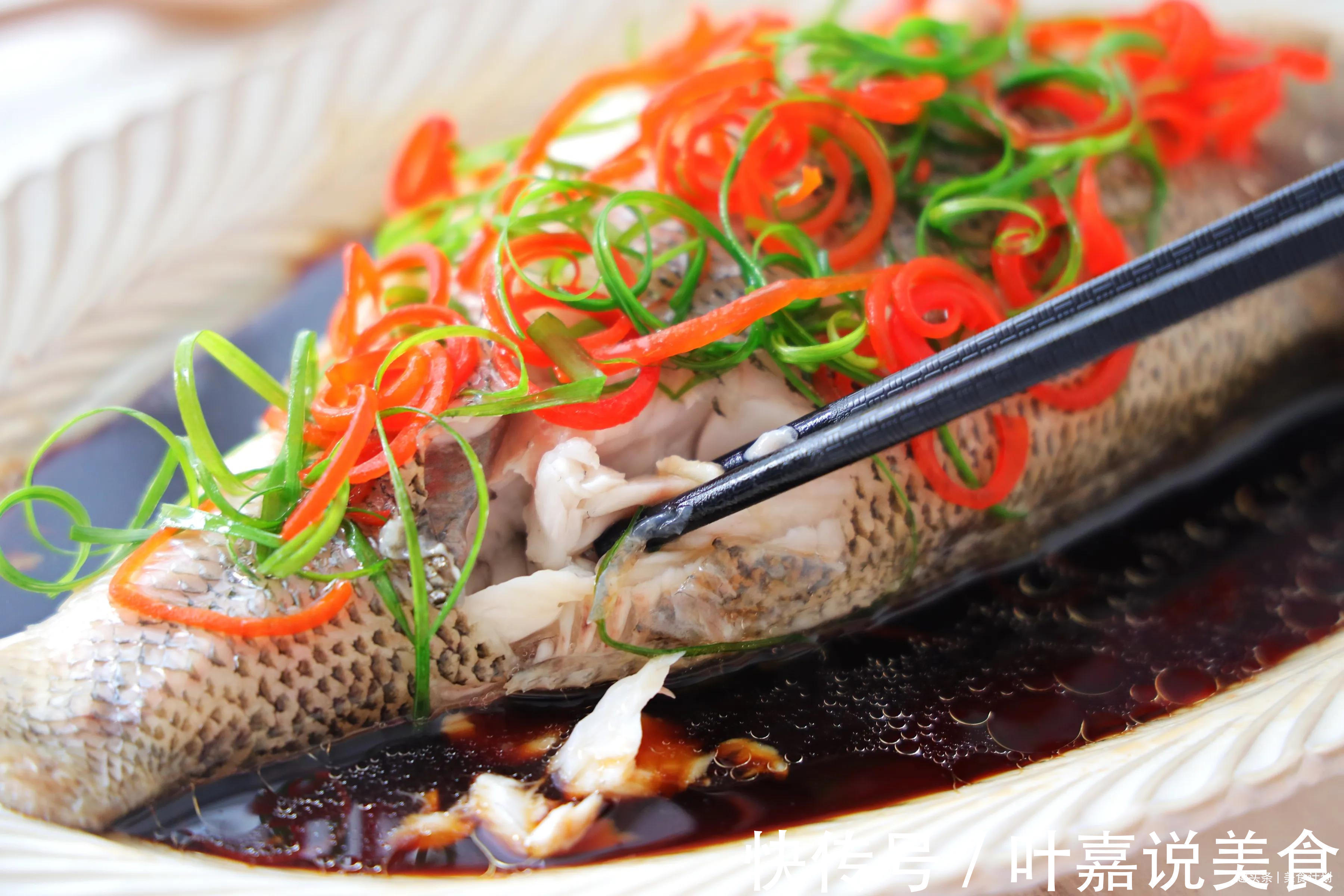 孩子最爱吃的清蒸鲈鱼，简单蒸一蒸，肉质鲜嫩，清淡不油腻