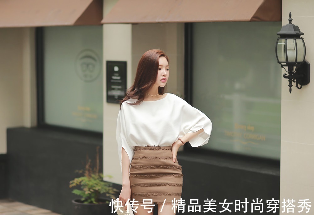 白色|简洁大方的半身裙搭配白色雪纺衫,为你更好地突显出气质