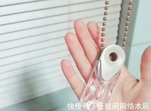 女子|江苏女子发现洗澡间百叶窗缺陷,自己可能在众目睽睽下洗过澡