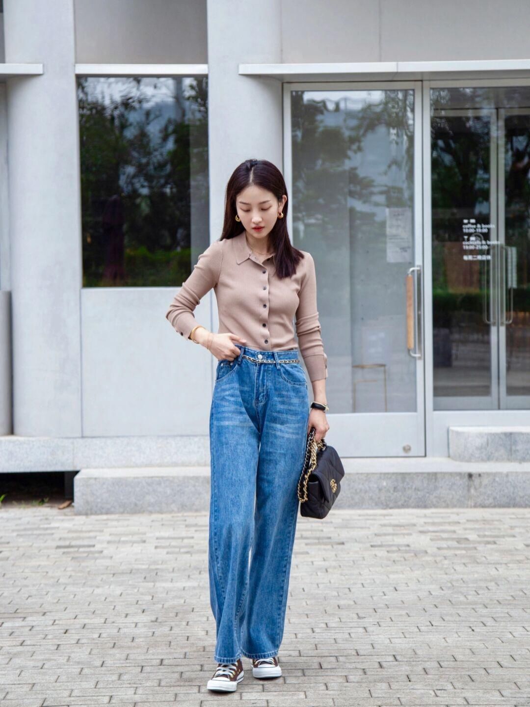 牛仔裤|针织衫选对颜色很重要，浅紫色针织衫+灰色运动裤，温柔又气质