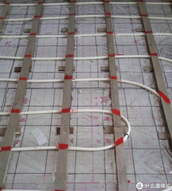 实木地板|家装经验谈 篇九十八:【那个胖师傅】强化地板如何实现实木地板的“脚感”?家庭装修的地板到底怎么选,看这篇就对了!