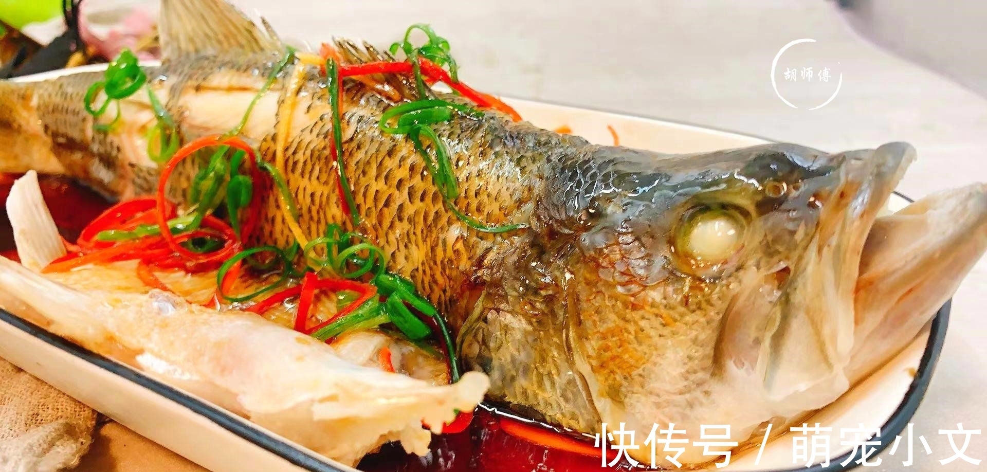 清蒸鱼时,有人放盐,有人放生抽!厨师长:都不对,教你正确做法