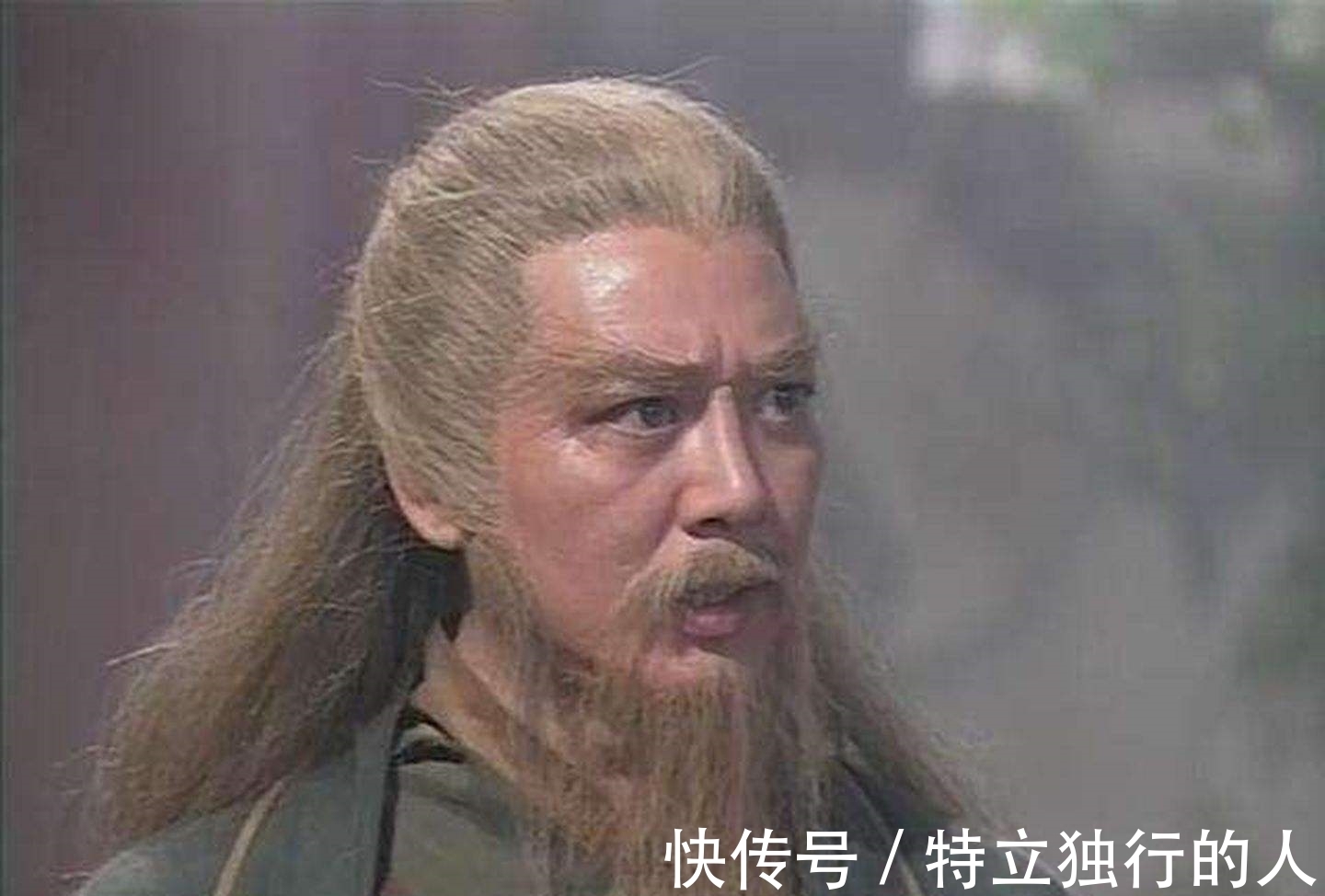 师父&裘千仞打伤黄蓉,黄药师为何不敢去找他报仇?看看他师父是谁