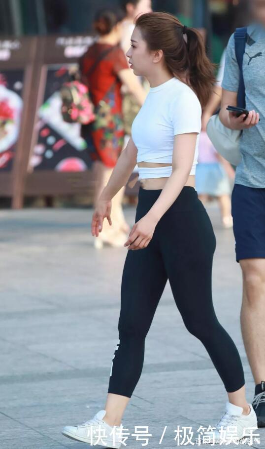 打底裤外穿需要很大的勇气,但是看到满意的身材比也是值得了