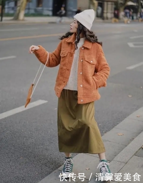 真正时髦的女人,入冬都少不了一件“白色毛衣”,简单搭配就很美