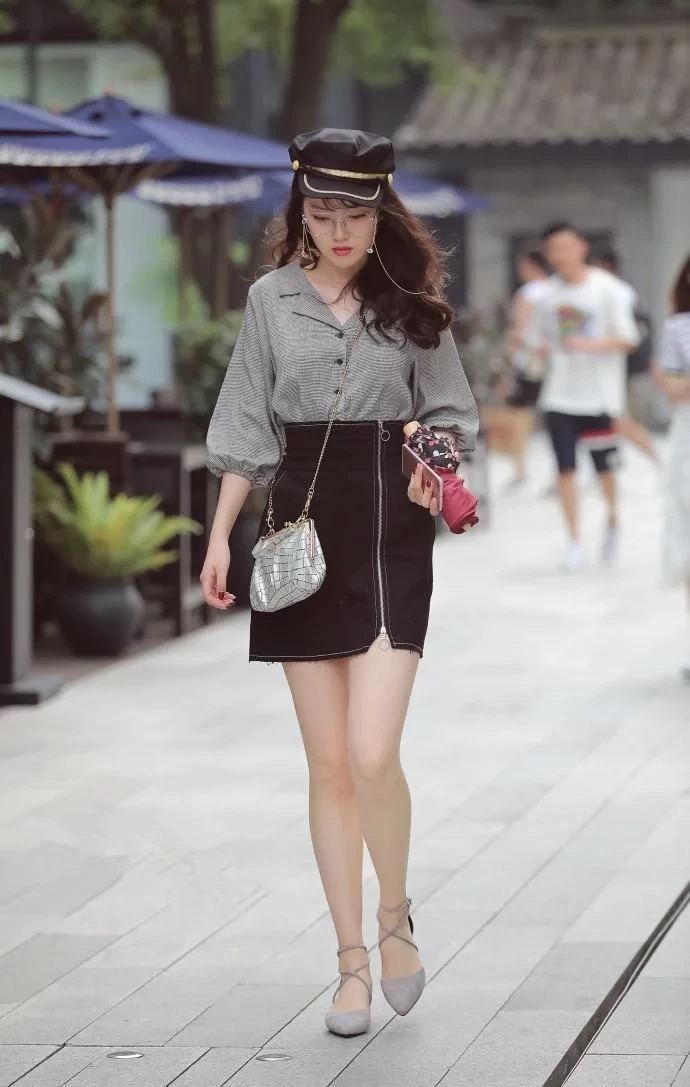 美女|美女街拍:俏丽性感的美女街拍干练洒脱的美女,穿出紧致身材