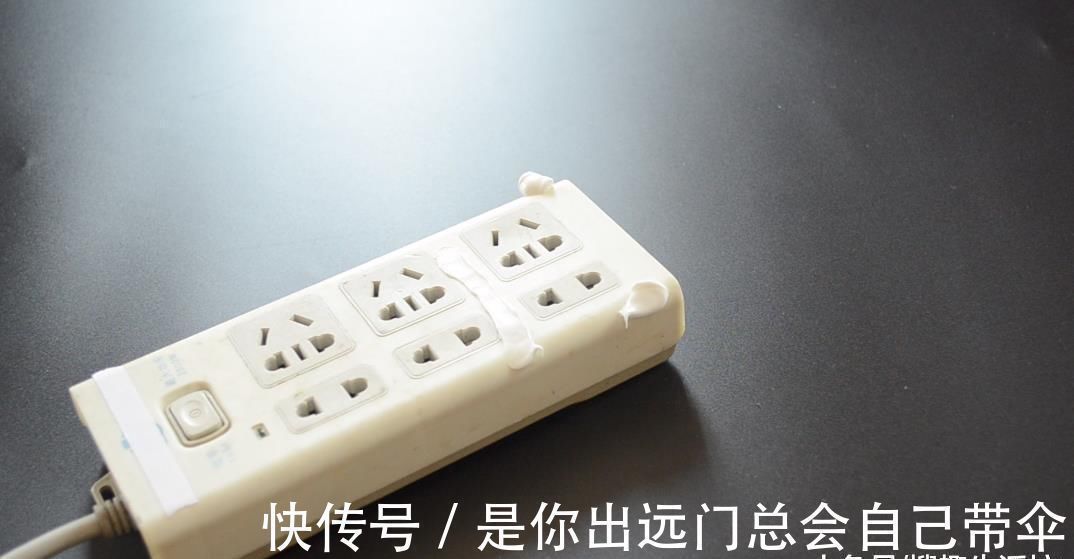 家里插排用久了很脏难清洗 只需用它擦一擦, 立马焕然一新