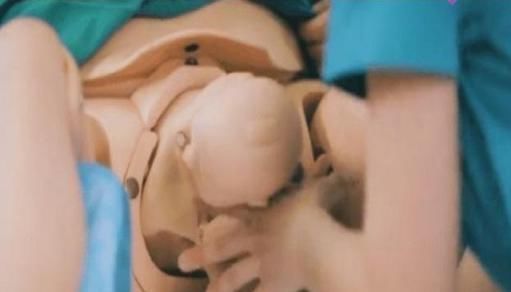 模型演示女人顺产全过程,让准爸爸了解妻子的辛苦与危险