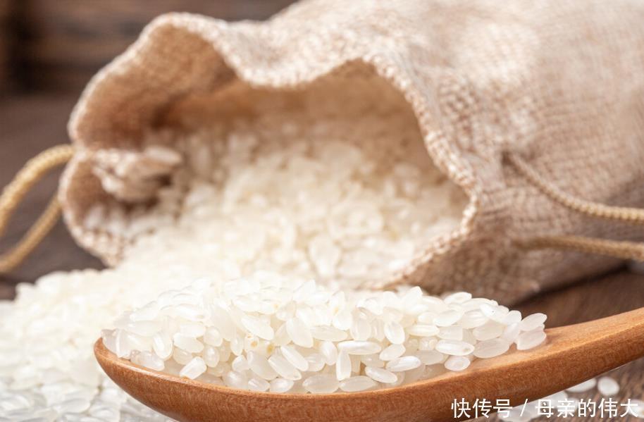 煮米饭时，别只加清水下锅，水里多加2味，米饭香甜全家爱吃