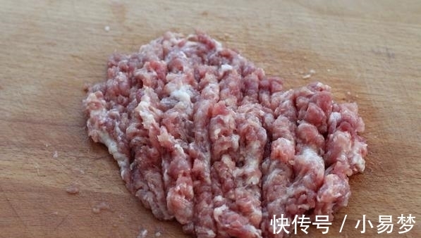 香菇|酱拌面不会调酱？3种食材炒一炒，放上2丝更清香